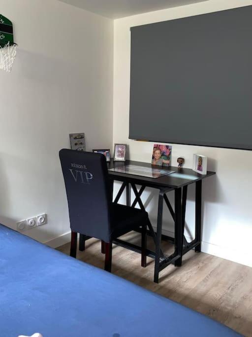 Loft Proche Centre Ville Hotes Habitant A L Etage Laval  Bagian luar foto