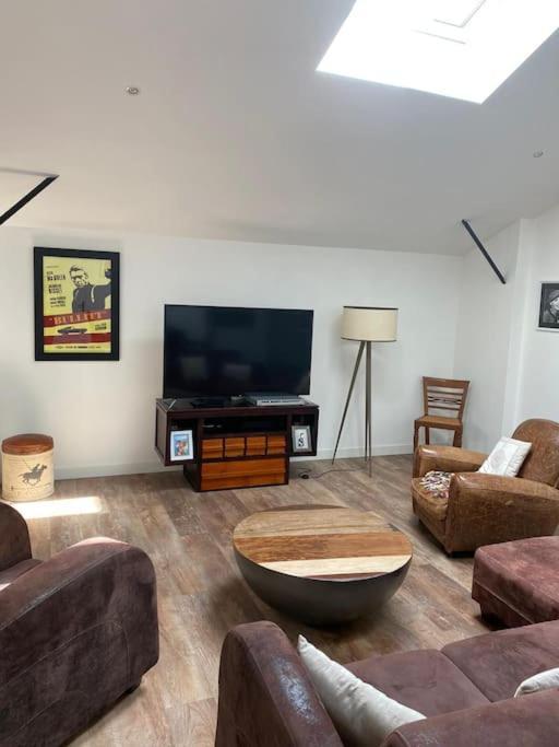 Loft Proche Centre Ville Hotes Habitant A L Etage Laval  Bagian luar foto